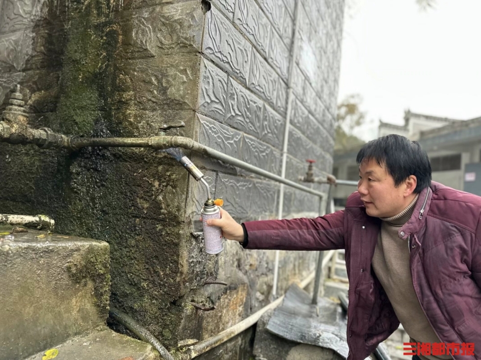 星空体育(中国)官方网站考试提前、铺设防滑垫湖南各地各校多举措应对极端天气(图2)