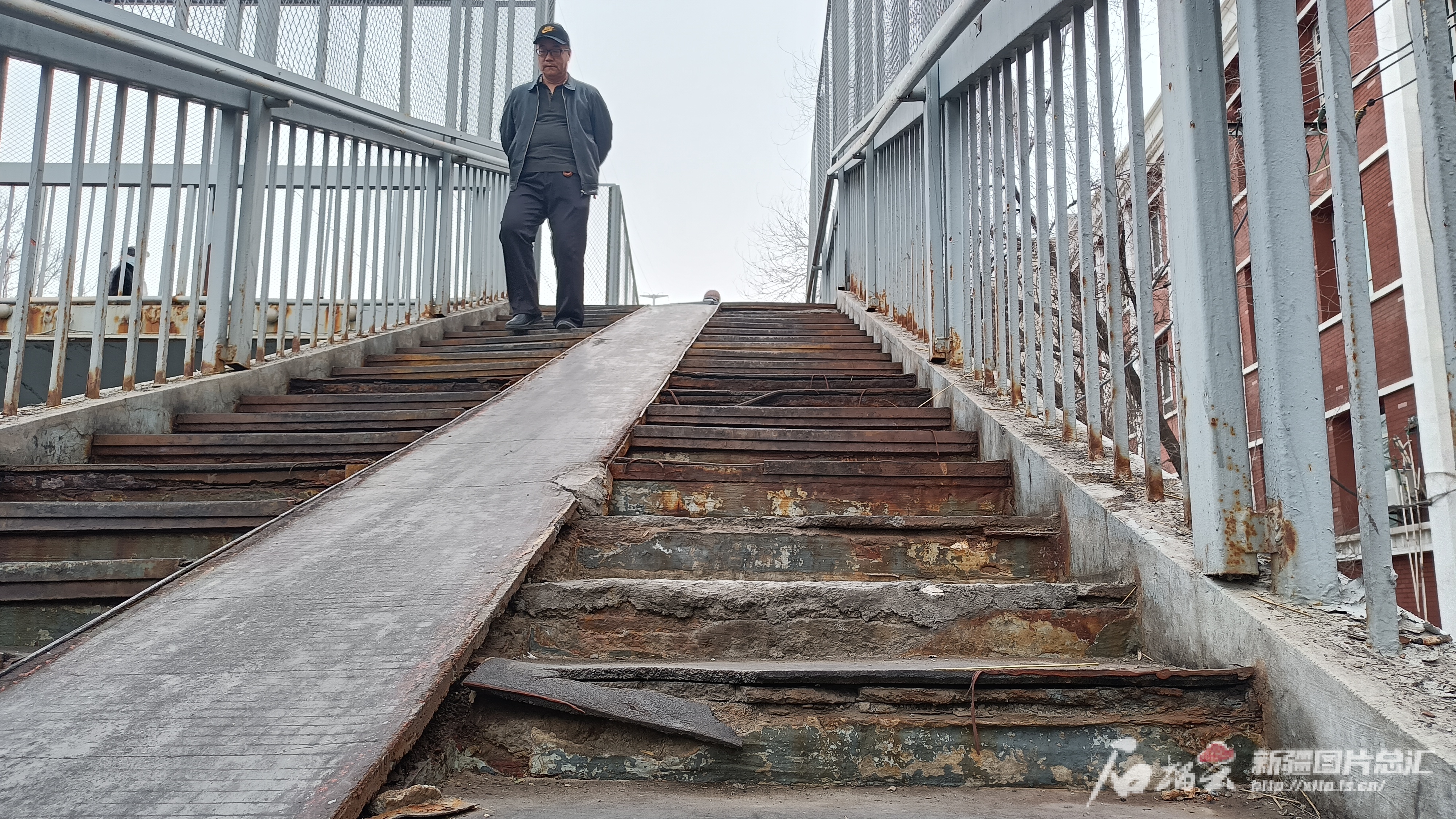 星空体育官网,乌鲁木齐部分过街天桥破损 部门：正在摸排登记 预计下月维修(图2)