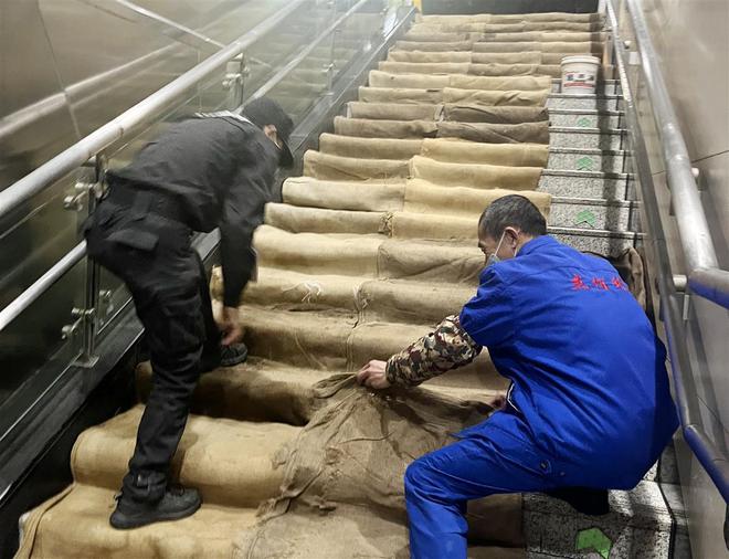 星空体育铺设防滑地垫、摆放警示标识武汉地铁应对强降雨保障市民安全出行(图2)