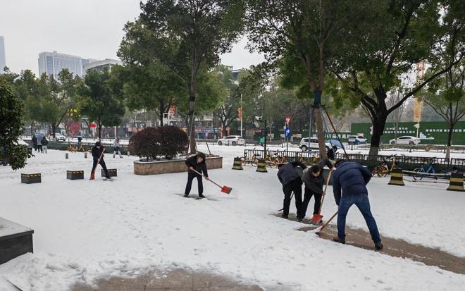 星空体育情融冰雪 浦发银行武汉分行开展便民暖心服务(图1)